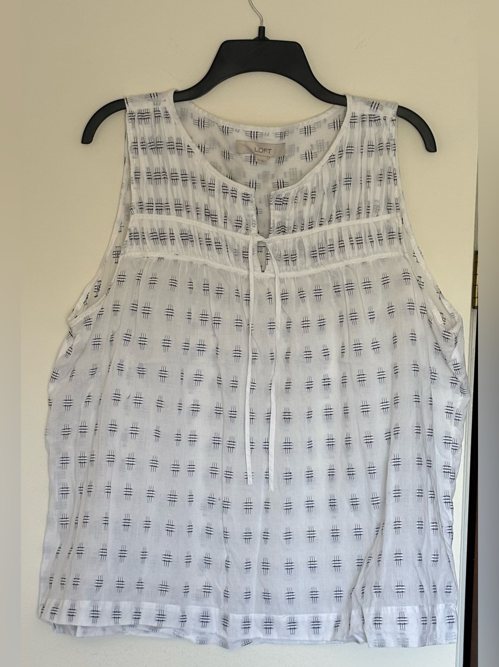 LOFT White Crosshatch Geometric Print Pintuck Sleeveless Boho Blouse Lightweight